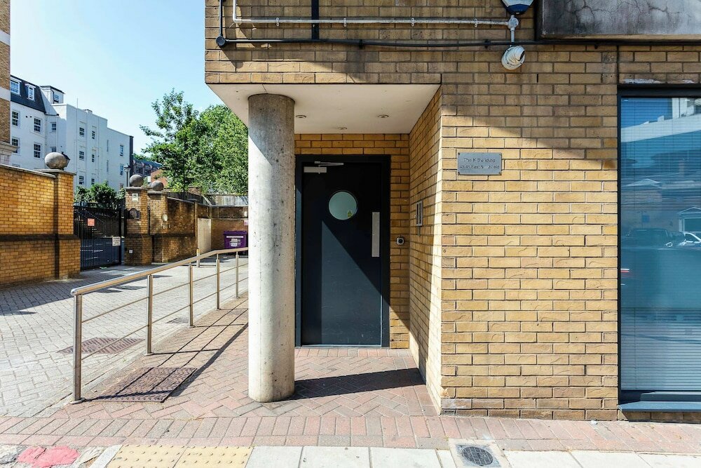 Фото Modern Tower Hill Penthouse