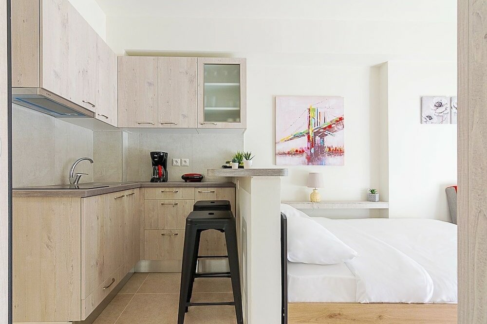 Фото Modern Athens Studio by Cloudkeys