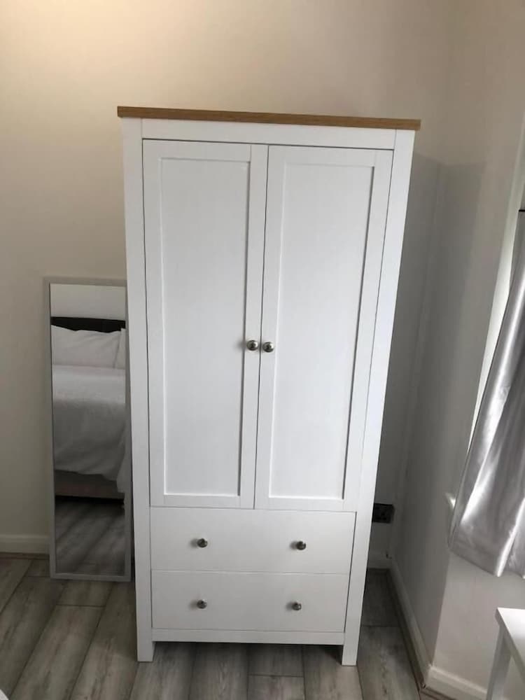 Фото Featherstone Court