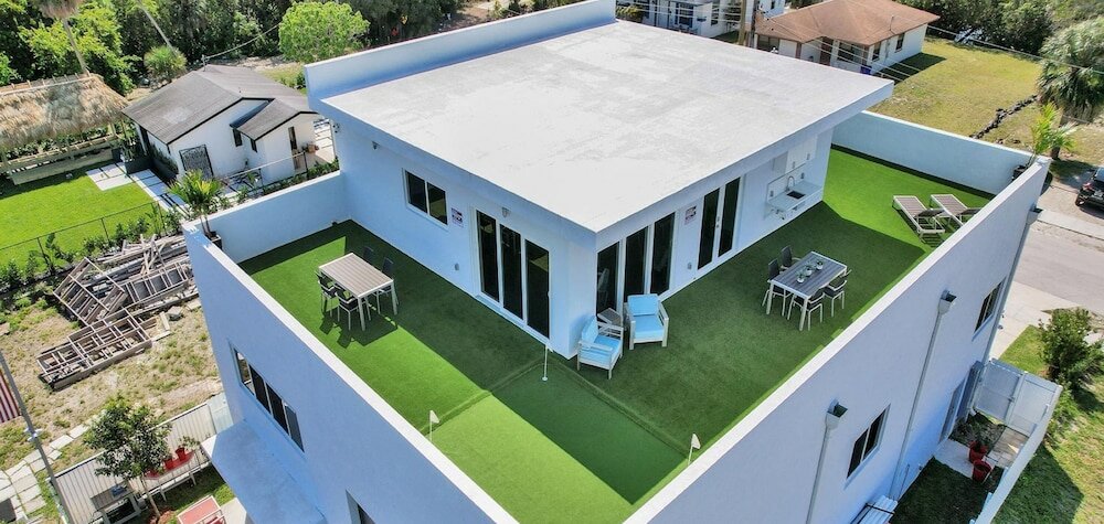 Фото 3-storey Home with Beautiful Lake View