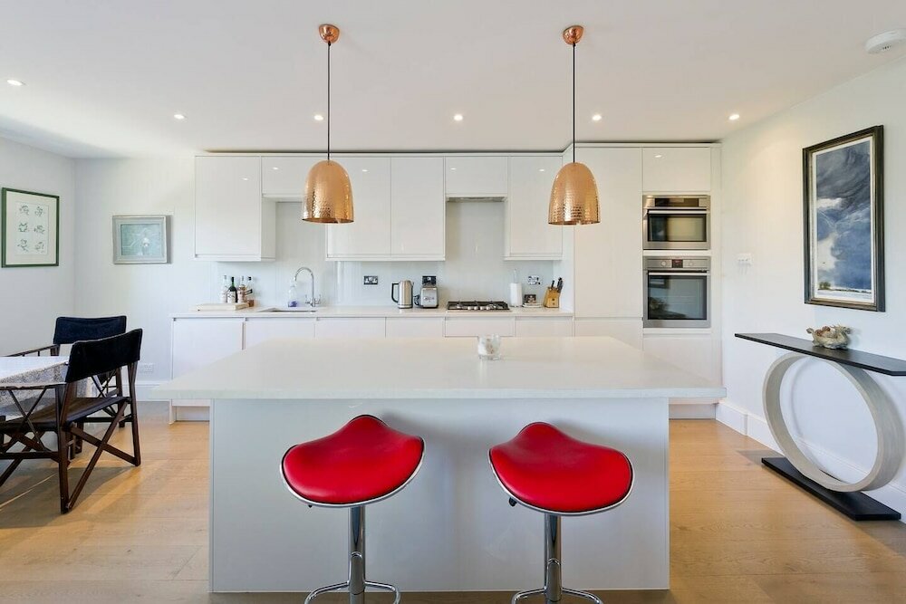 Фото Bright 2-bed Apartment in Fashionable Chelsea