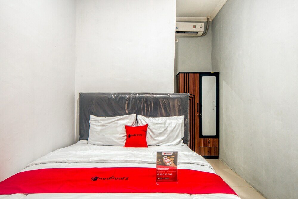 Фото RedDoorz near Graha Cijantung Mall