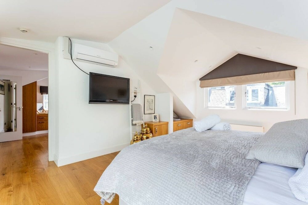 Фото Fantastic 5 Bed House in Kensington Near Museums