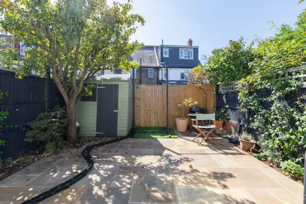 Фото Charming 4bd House With Private Garden - Tooting