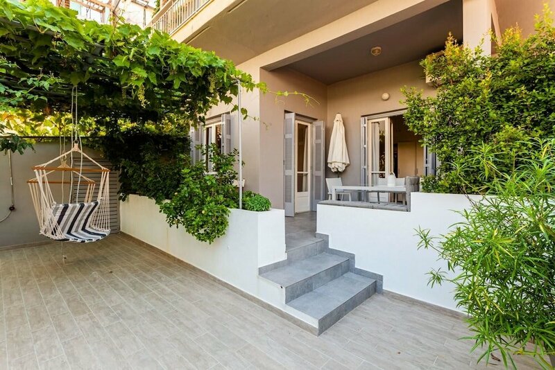 Гостиница Kalamata A Home - Urban Garden Reatreat в Каламате
