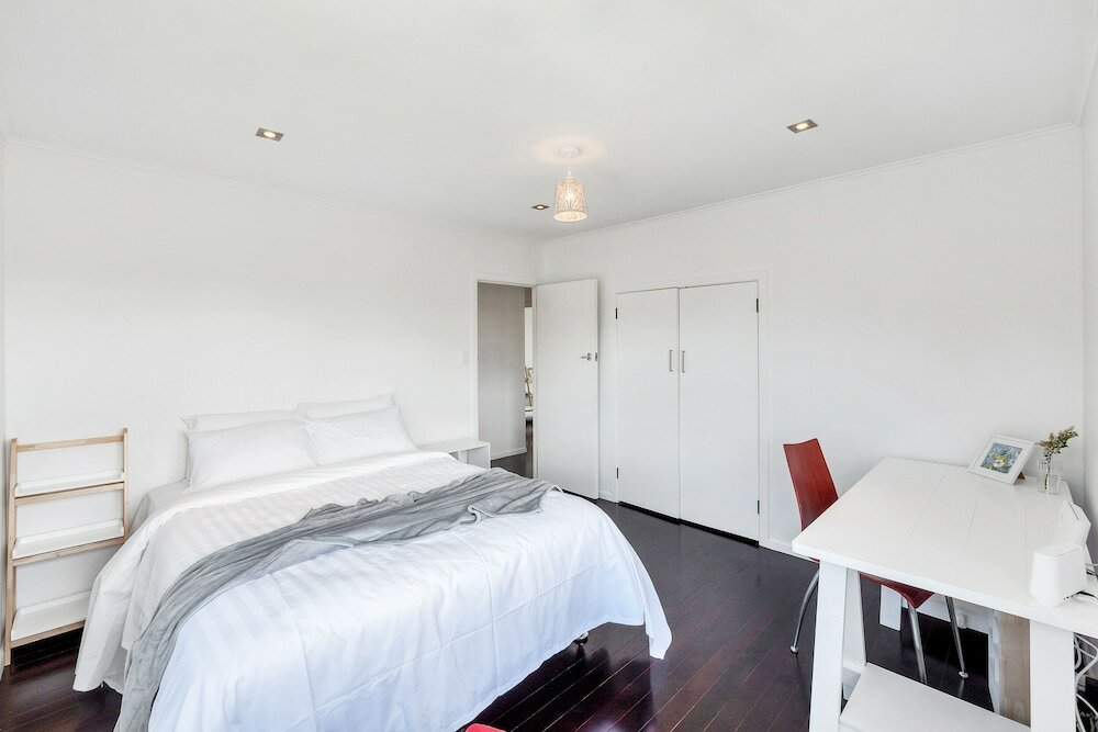 Фото Bright Airy & Spacious 3 Br Home