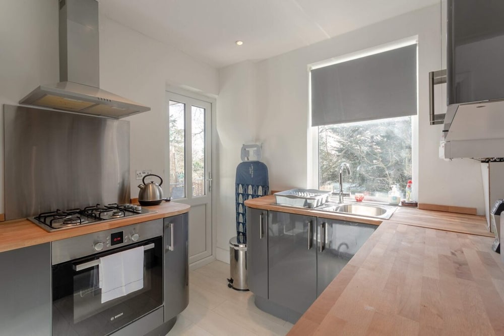 Фото Modern 2 Bedroom Apartment in Morden