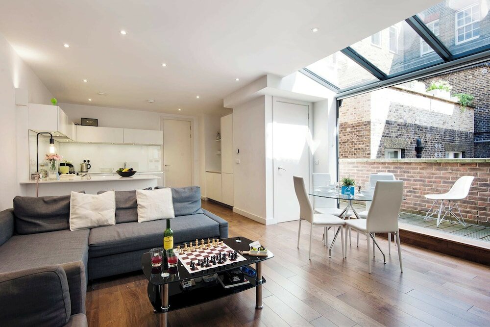 Фото Bright Space Near Sherlock Holmes Museum