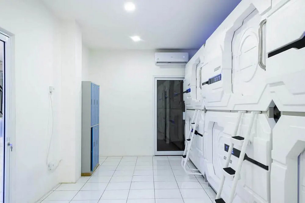 Фото RedDoorz Hostel near Taman Puring