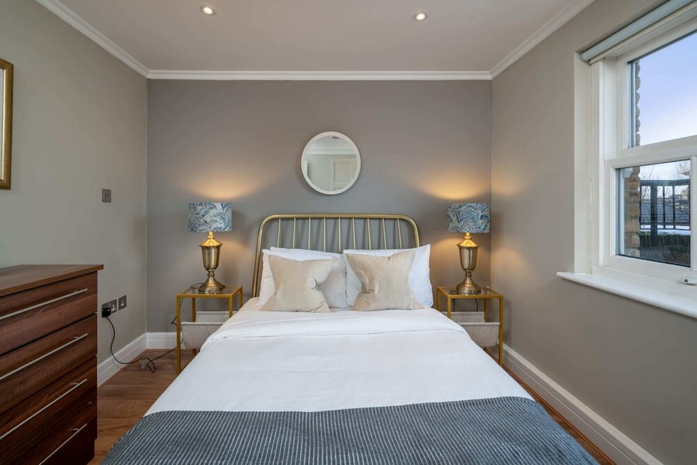 Фото Modern 1 Bedroom Barons Court Flat Lift and Balcony