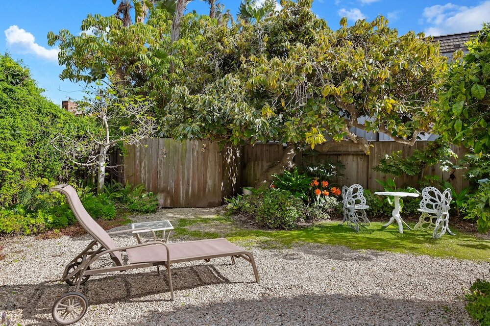 Фото Padaro Midcentury Beach & Garden