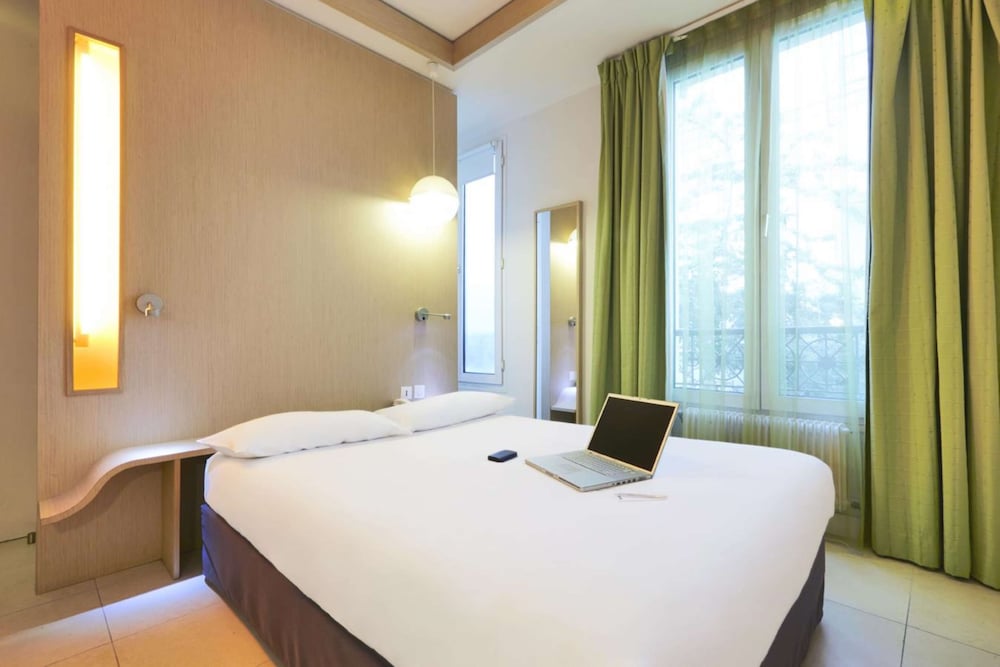 Фото Hotel Kyriad Paris 10 - Canal Saint Martin - République