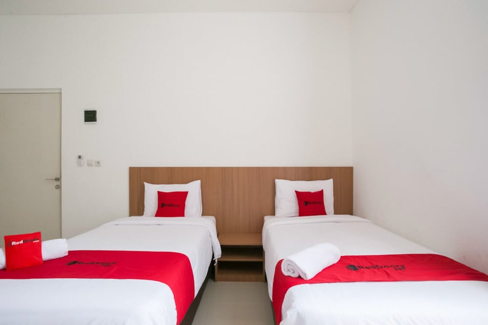 Фото RedDoorz Syariah near Lapangan Pancasila Simpang Lima