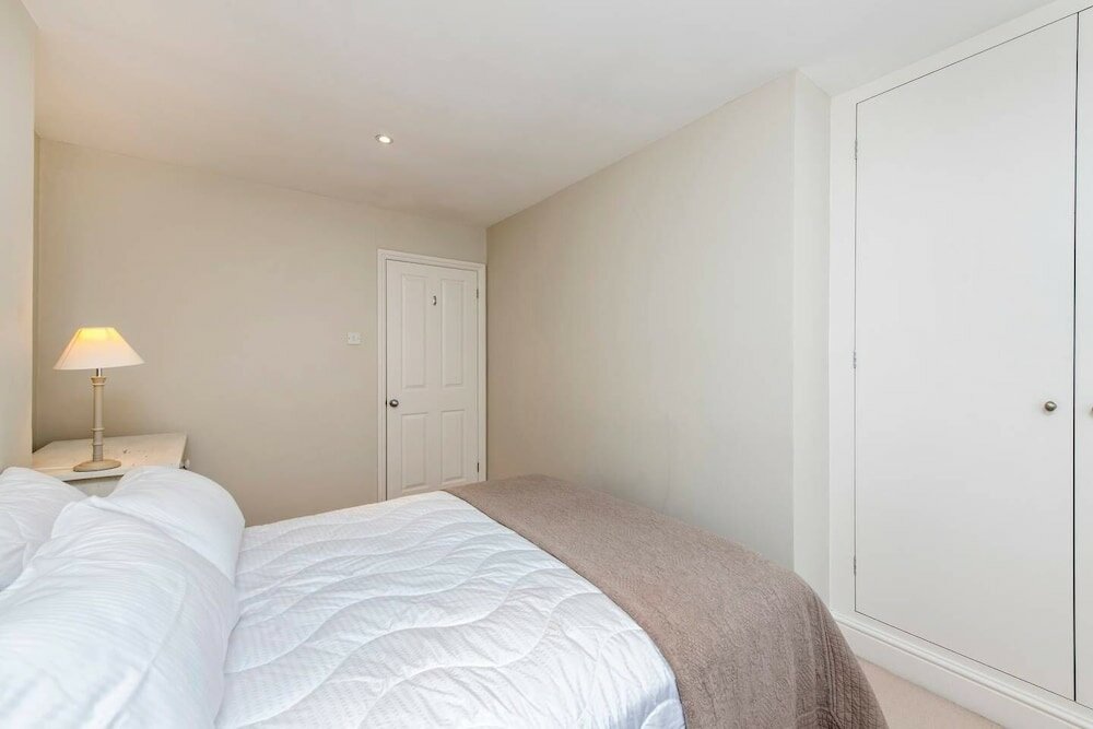 Фото Delightful 2-bed Home, Fulham