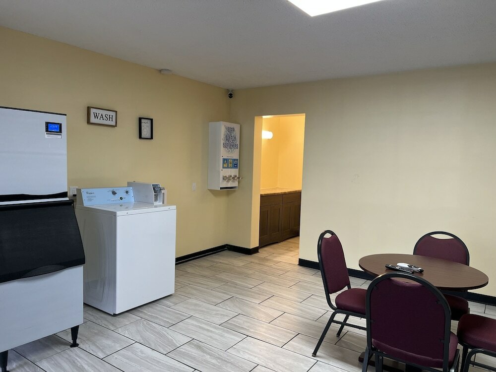 Фото Motel Boutique by Wolf Inn