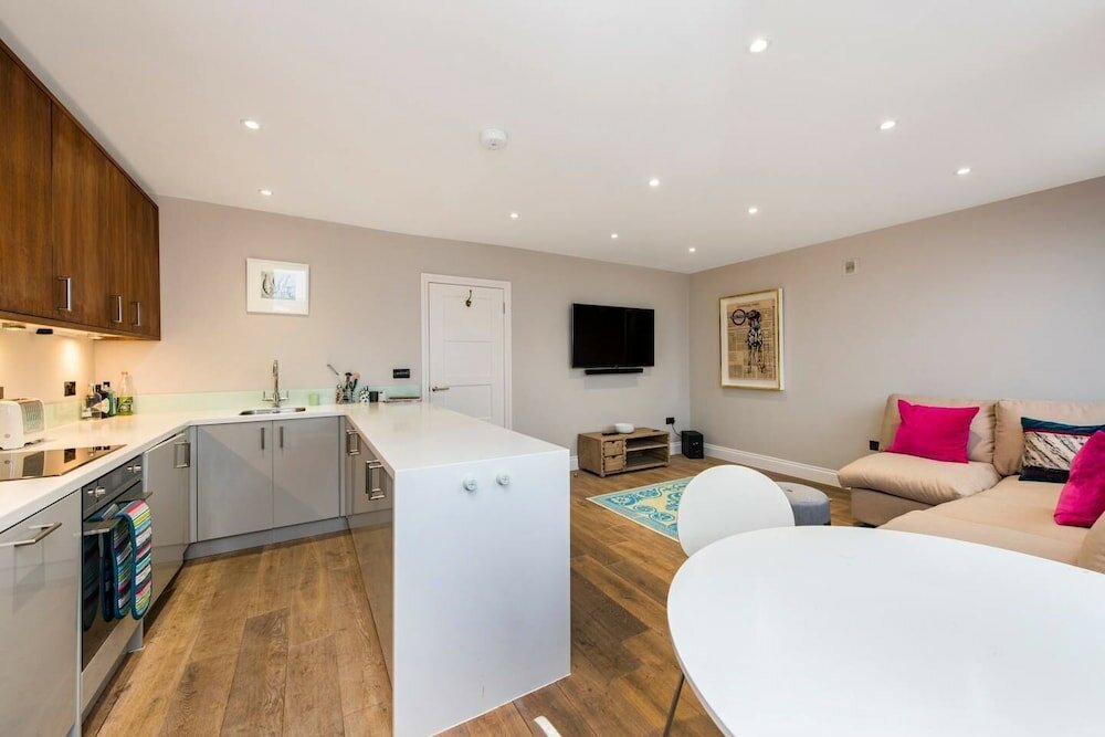 Фото Charming Apartment Close to Notting Hill