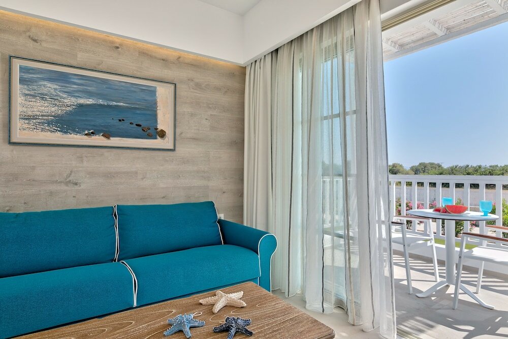 Фото White Pearls Luxury Suites - Adults Only