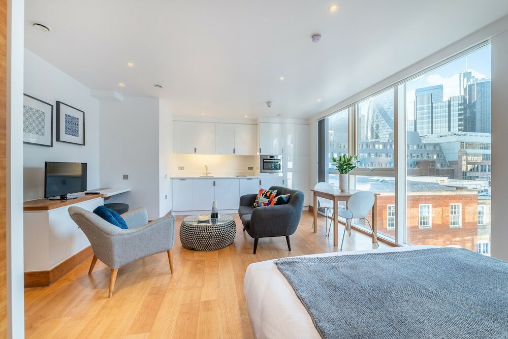 Фото Tower Hill City Centre Luxury Apartments