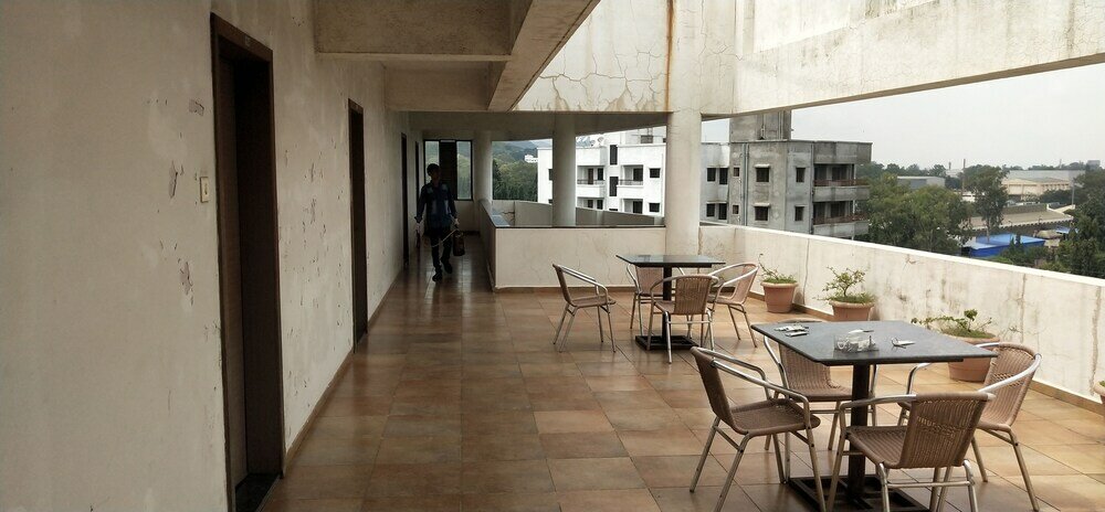 Фото Hotel Sumanchandra Suites