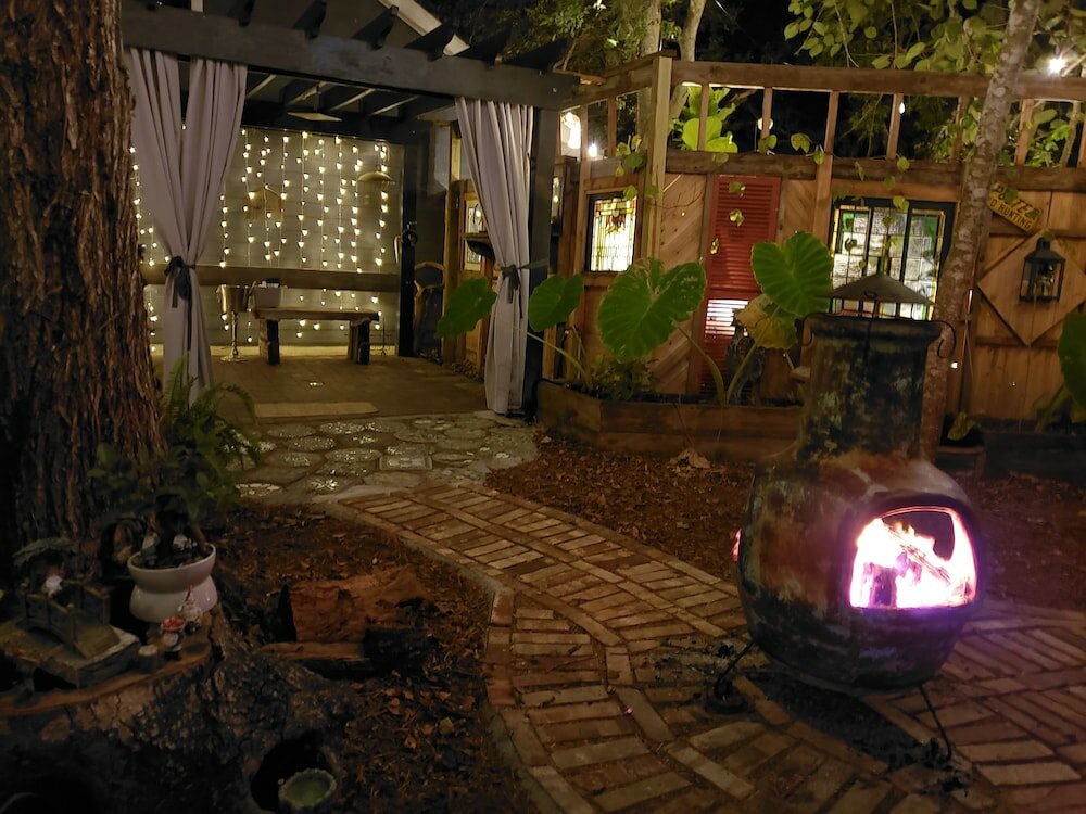 Фото Cedar Oaks Inn The Bath House