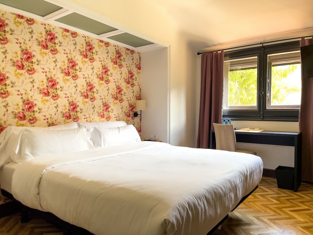 Фото Angelats Hotel