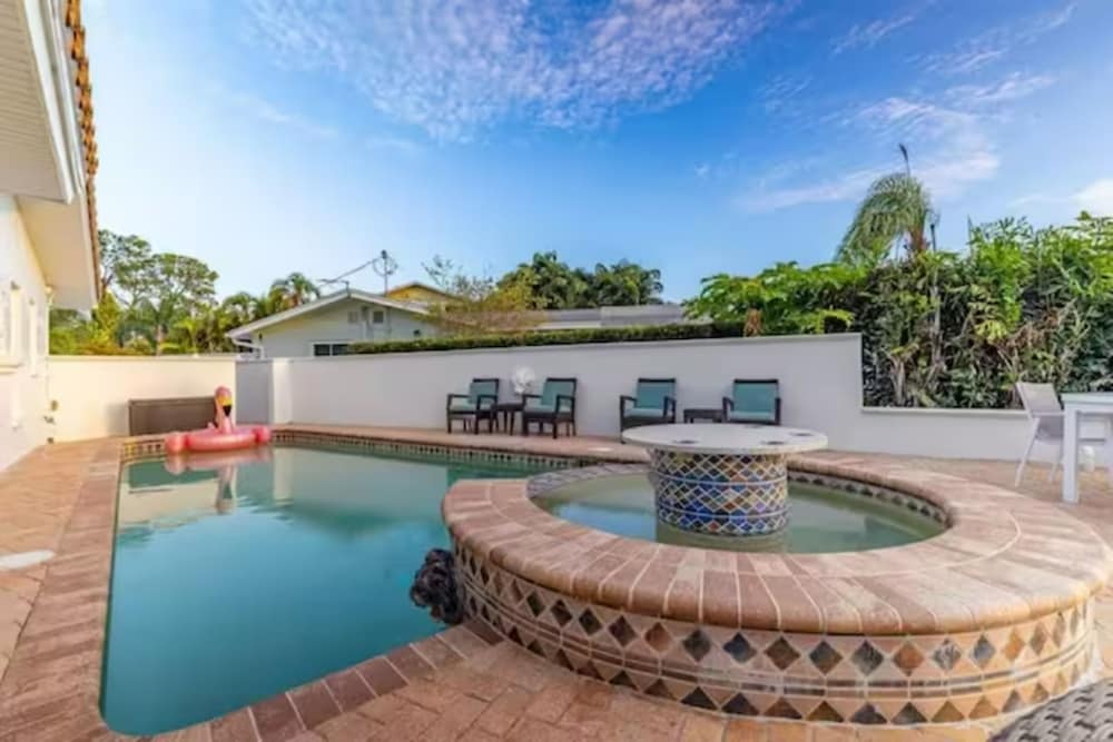 Фото Experience The Ultimate in Luxury Living