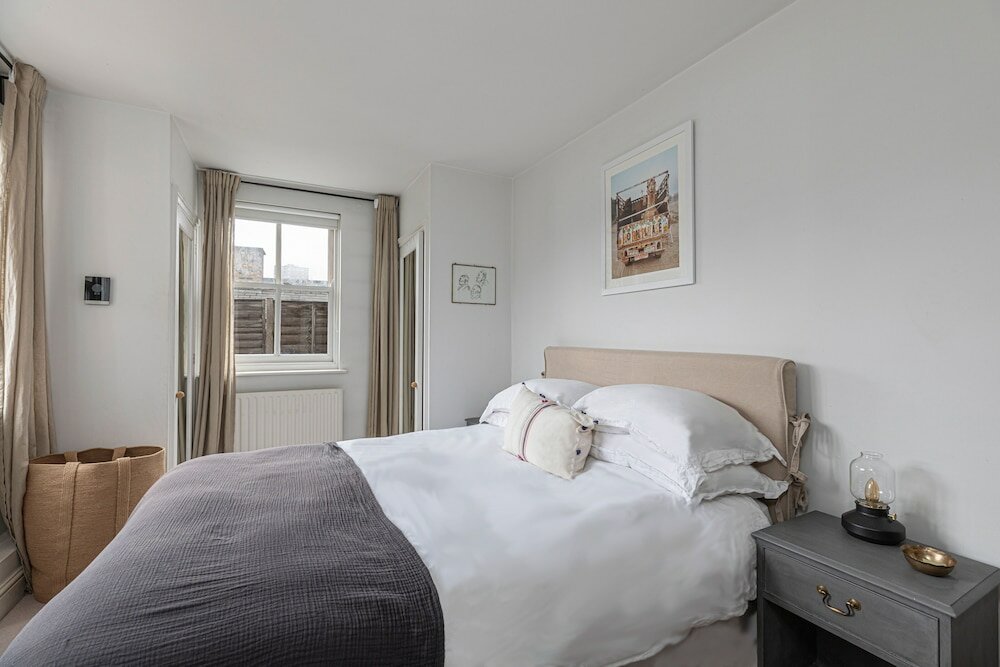 Фото Altido Stylish 2-bed Flat w Terrace Near Battersea Park