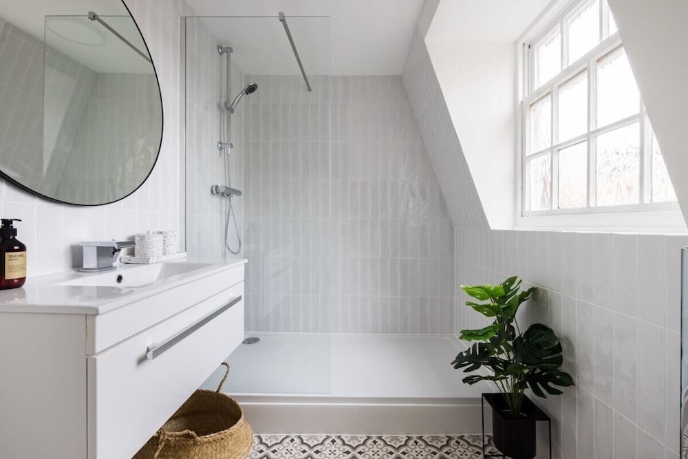 Фото The Escalier Mews - Stunning 3bdr Mews Home Flooded with Natural Light