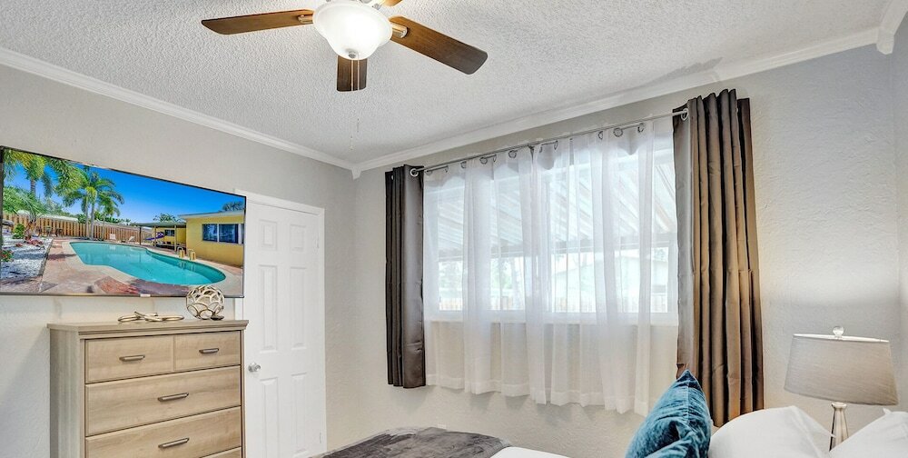 Фото Beautiful 4 Br with Private Heated Pool