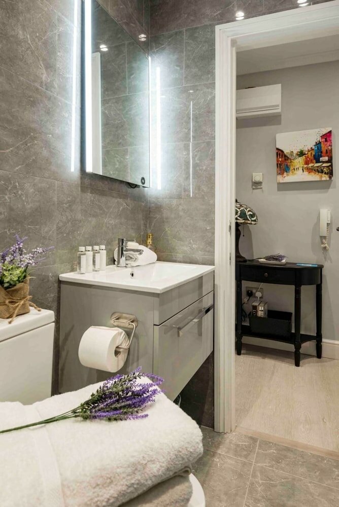 Фото Bright and Modern Bayswater Apartment