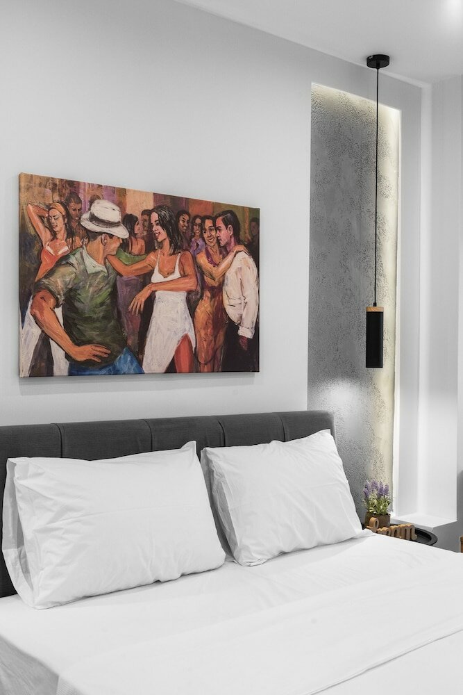 Фото White and Wood Nilie Hospitality Mgmt