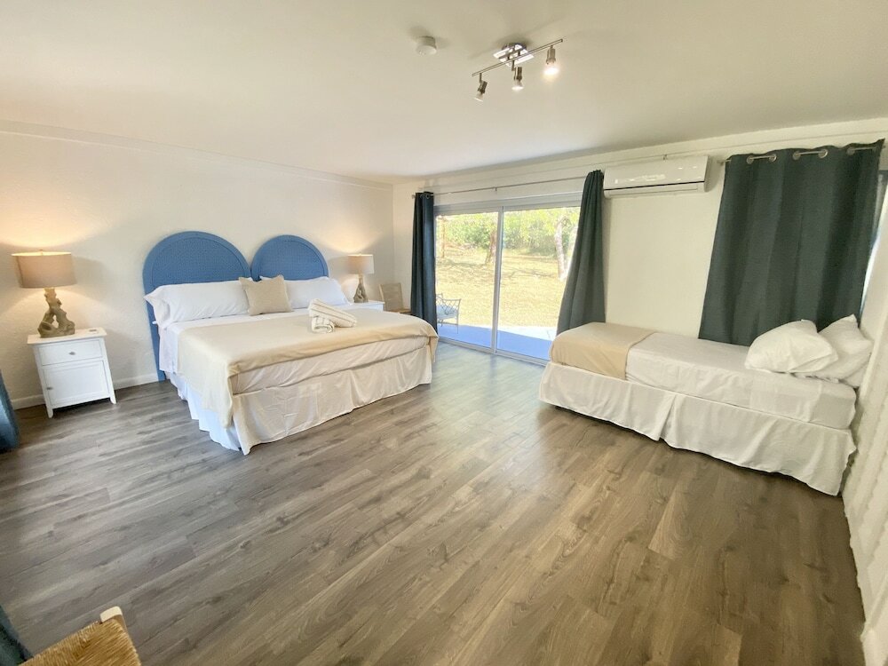 Фото Отель The Sunset Cove And Rainbow Room