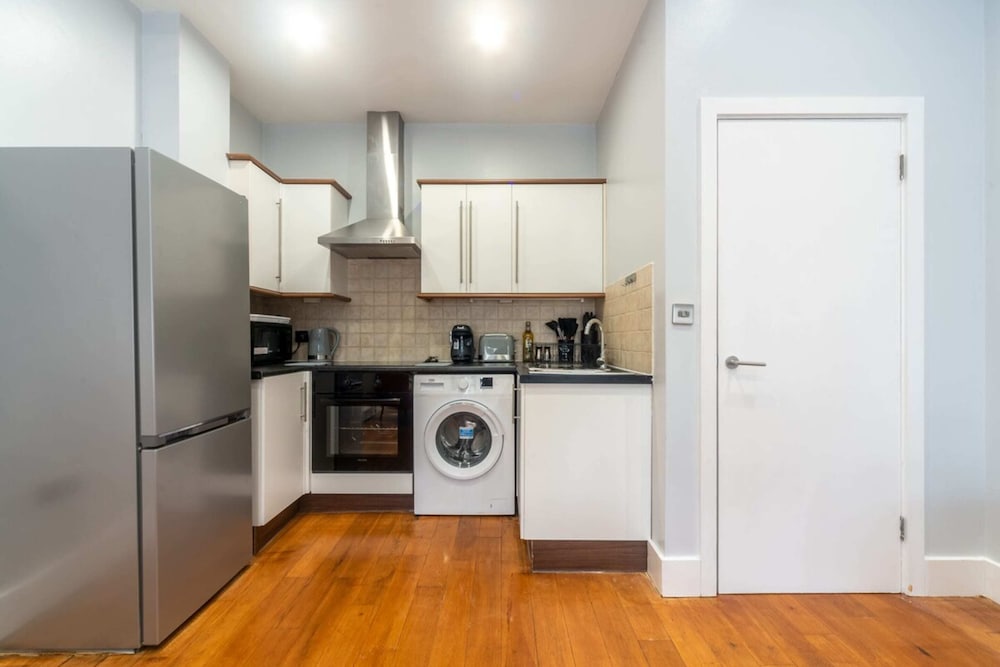 Фото Refurbished St. johns Hill Apartment