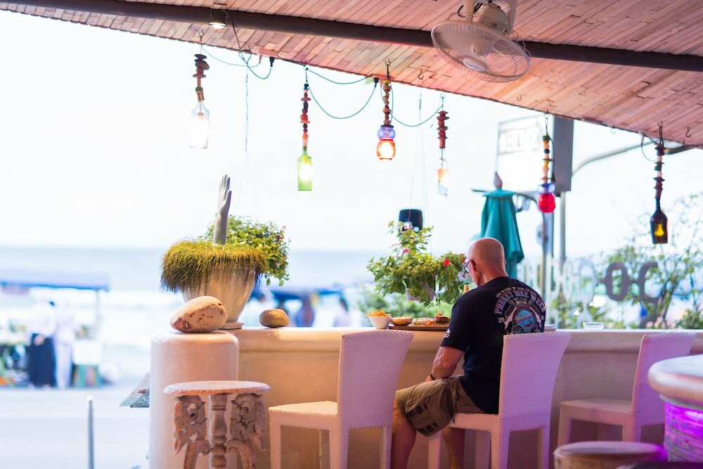 Фото Barefoot Hotel Kalim Beach Front