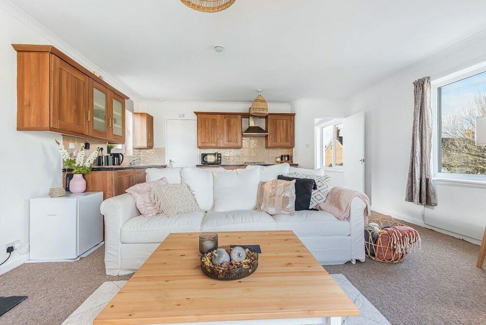 Фото 2 Bed Property in Historic Tonbridge