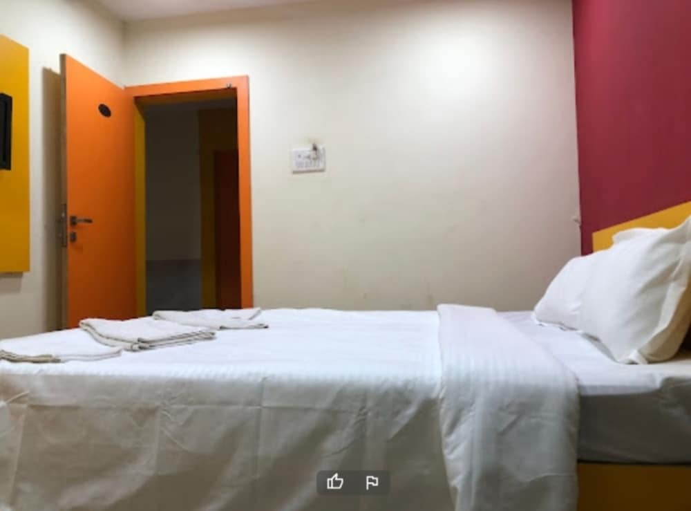 Фото IROOMZ Hotel Shree Krishna Palace