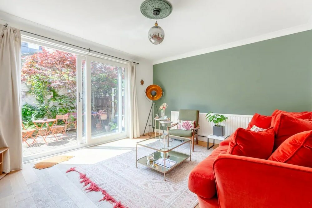 Фото Beautiful 2bd House With Garden - Stoke Newington
