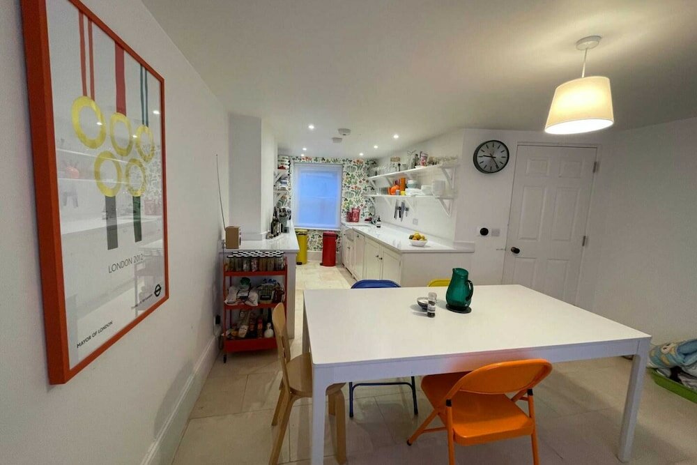 Фото Beautiful 4 Bedroom Family Home in Clerkenwell
