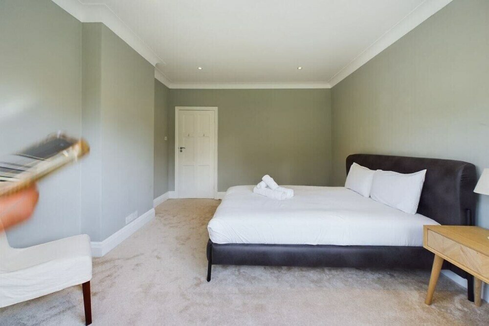 Фото The Richmond Park Hideaway - Cozy 5bdr House With Garden + Rooftop Terrace