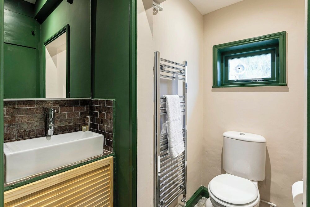 Фото Chiswick Gem: Stylish 1-bed Flat for Modern Living