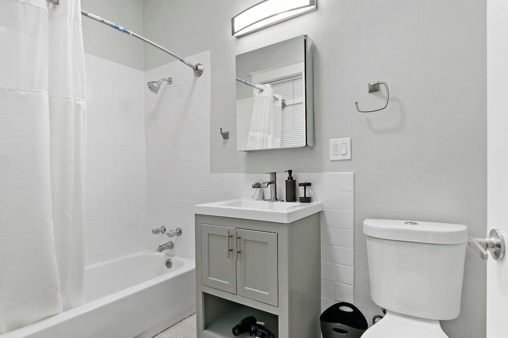 Фото 2br Comfy & Chic Sunnyside Apt near Shop