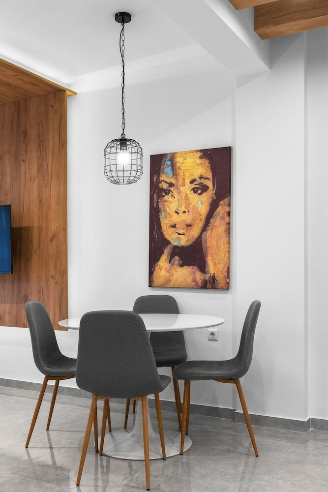 Фото White and Wood Nilie Hospitality Mgmt