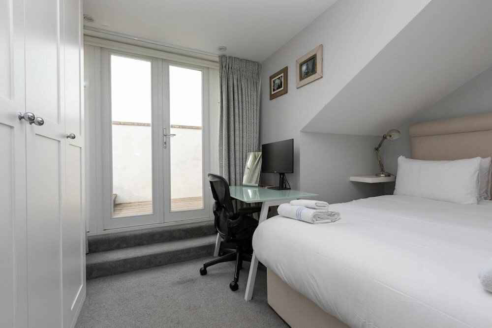 Фото Spacious 3 Bedroom in Notting Hill With Balcony