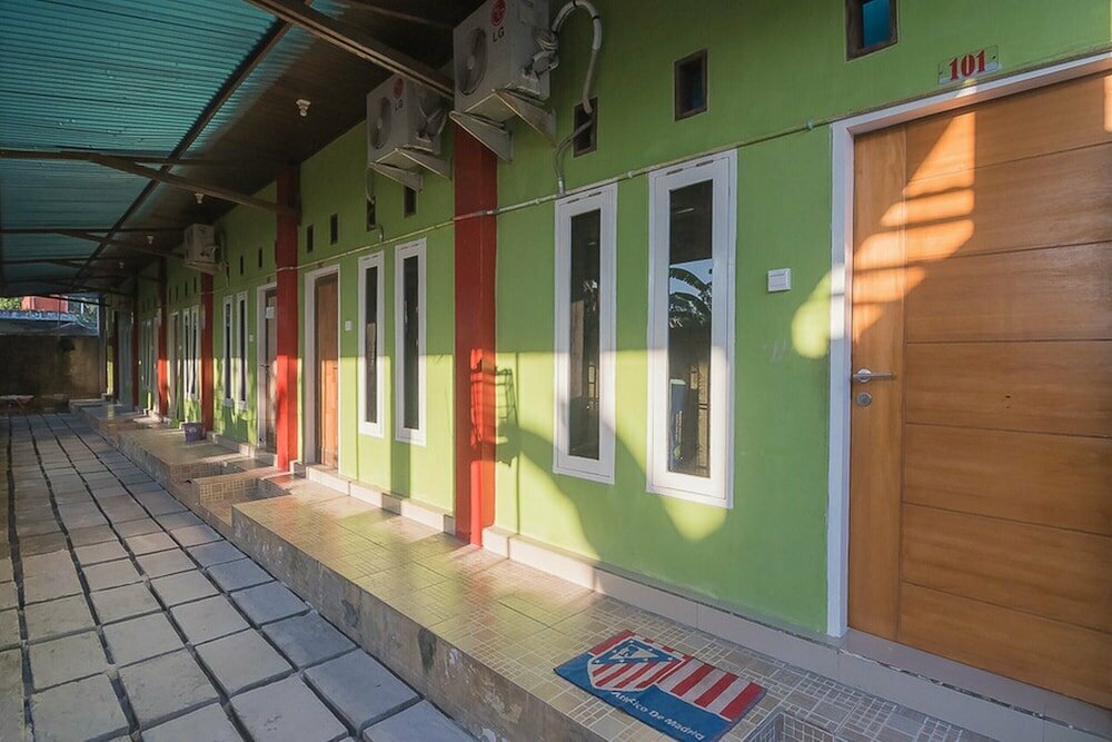 Hotel RedDoorz near Living Plaza Balikpapan 2, Balikpapan, photo