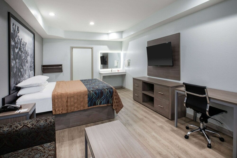 Фото Super 8 by Wyndham Humble/Fallcreek/Houston