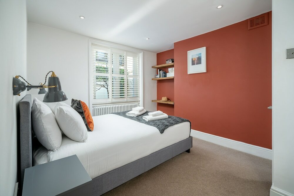 Фото Altido Elegant 4 Br House W/Deskspace, Moments From Angel