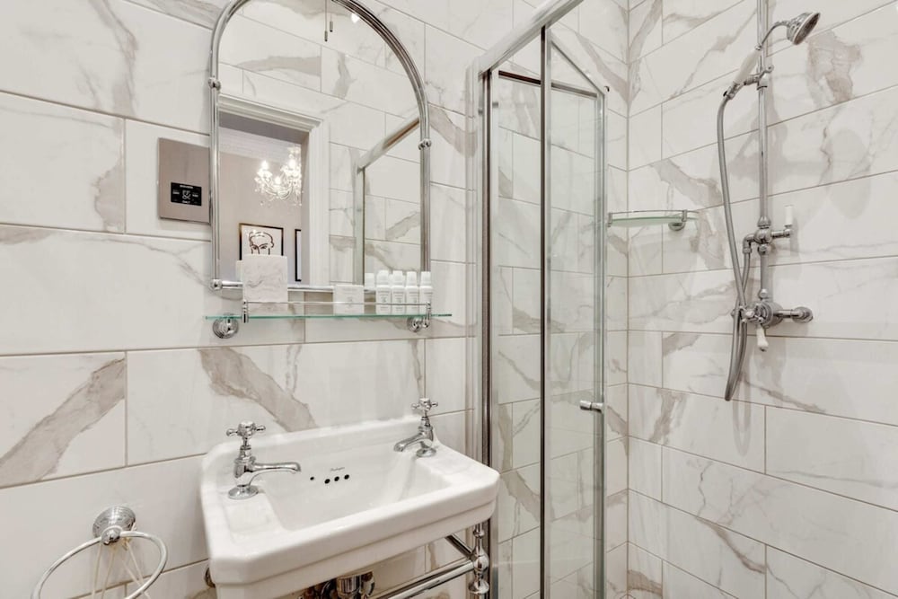 Фото Bright Camberwell Georgian Apartment