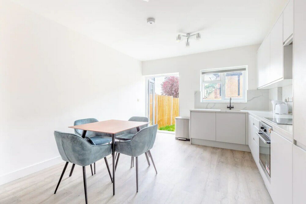Фото Contemporary 2 Bedroom in West London