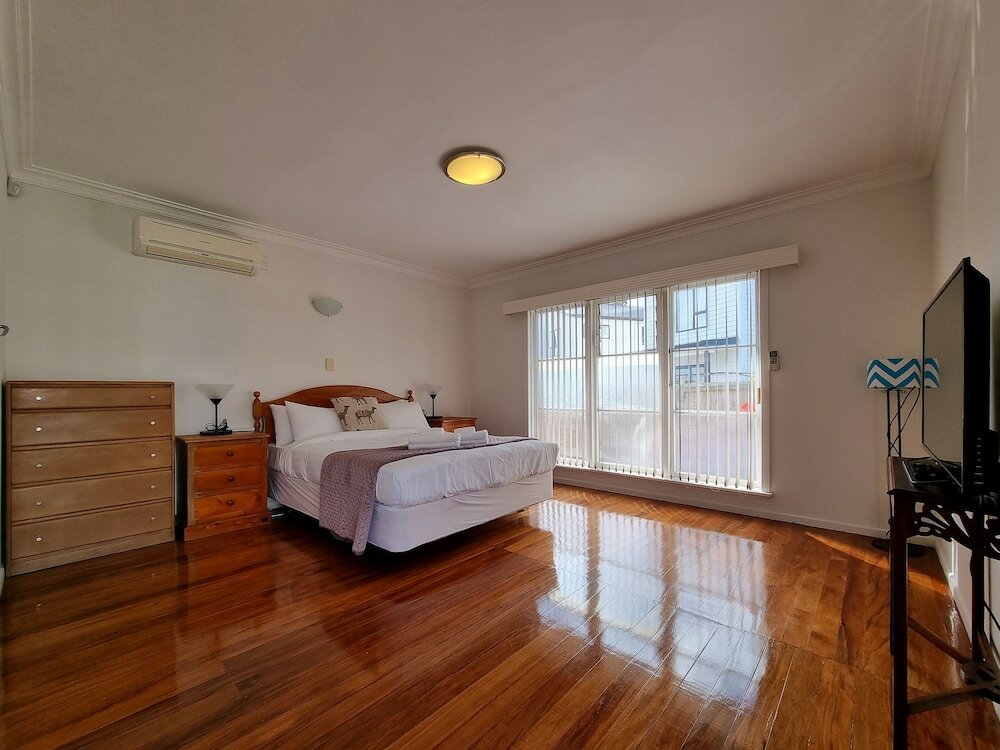 Фото Cosy Unit by Airport - Heat Pump - Wifi