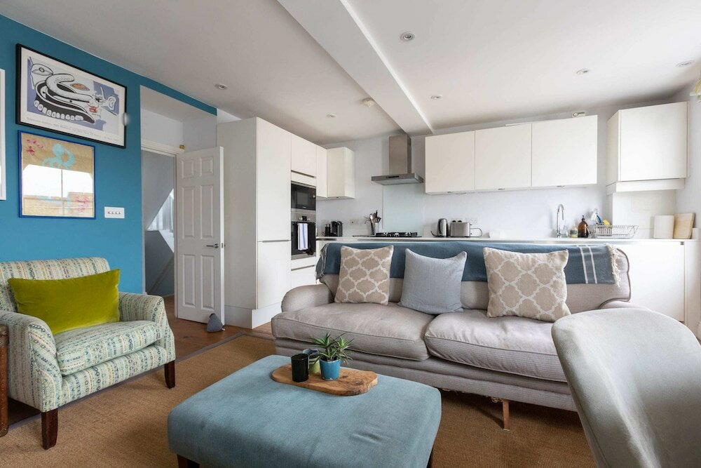 Фото Spacious 3 Bedroom in Notting Hill With Balcony